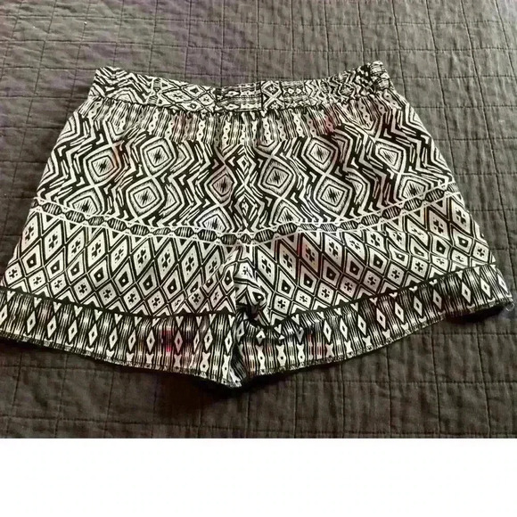 J.Crew Black/White‎ Aztec Print Linen Blend Pull On Shorts Size 4 - Picture 1 of 6